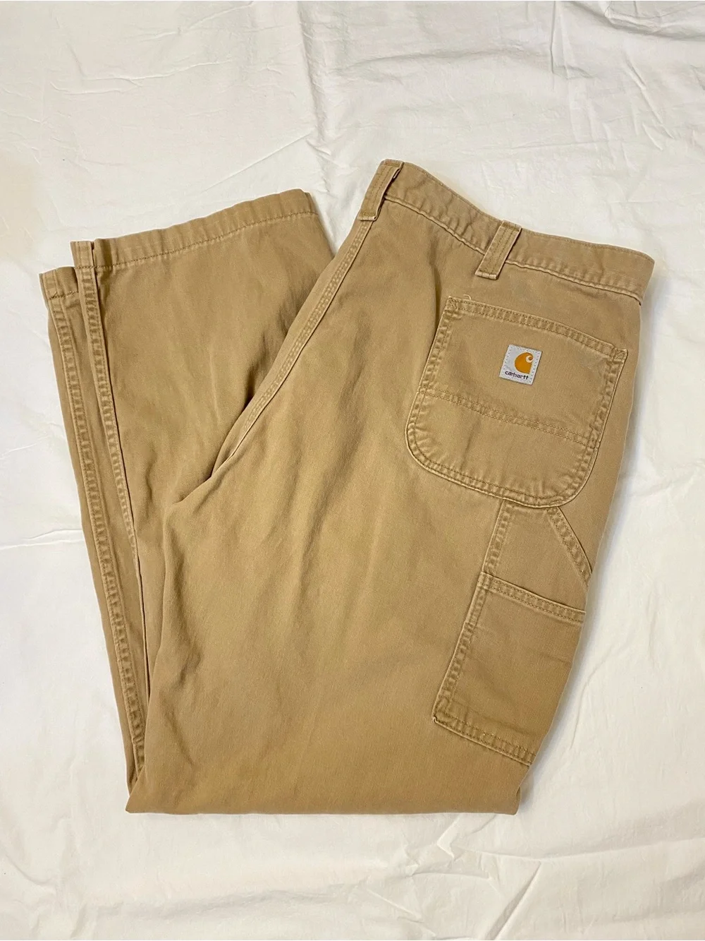 Carhartt Men’s pants Size 44 by 32 in good condition, clean, no tear.